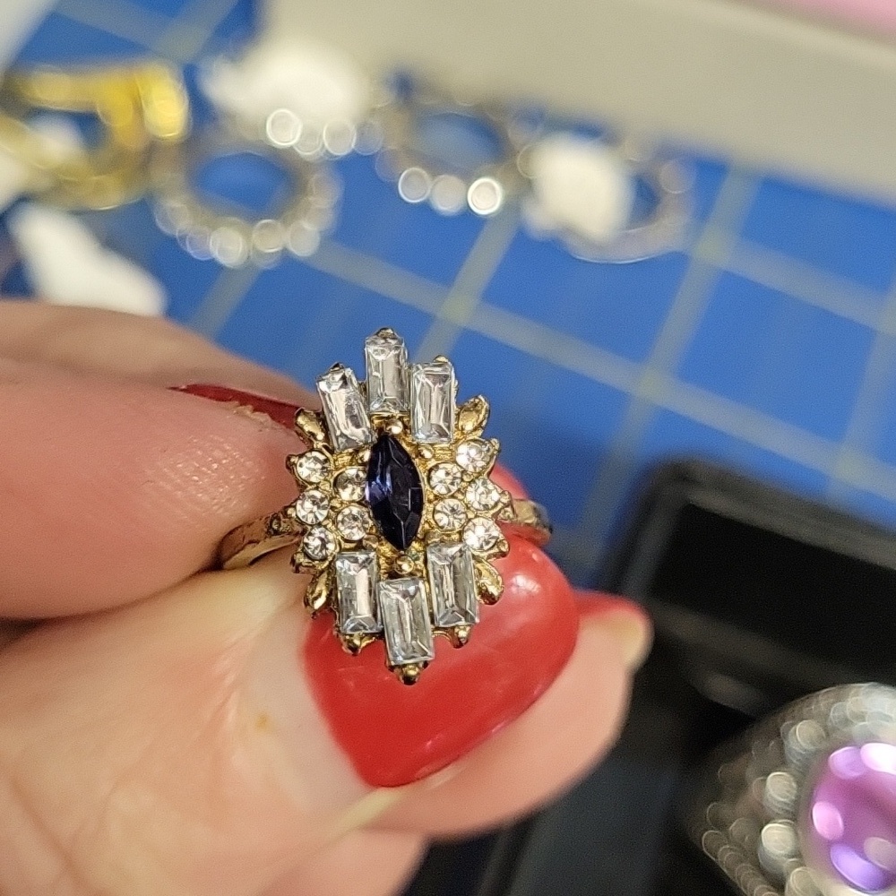 Beautiful Costume Jewelry Ring Size 5.5